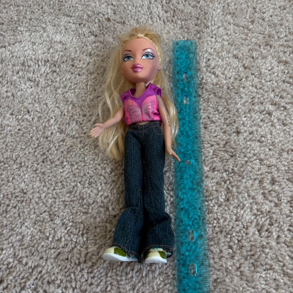 Bratz Doll Cloe Genie Magic in Different Clothes 2001 Blonde Blue Eyes Hair Cut? - Picture 2 of 10
